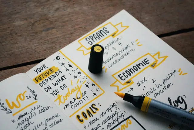 Carnet avec texte et marqueur jaune
