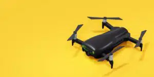 drone-fond-jaune