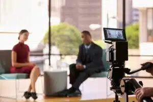 deux personnes font une vidéo interview